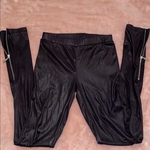 Faux leather leggings w/ zipper bottom